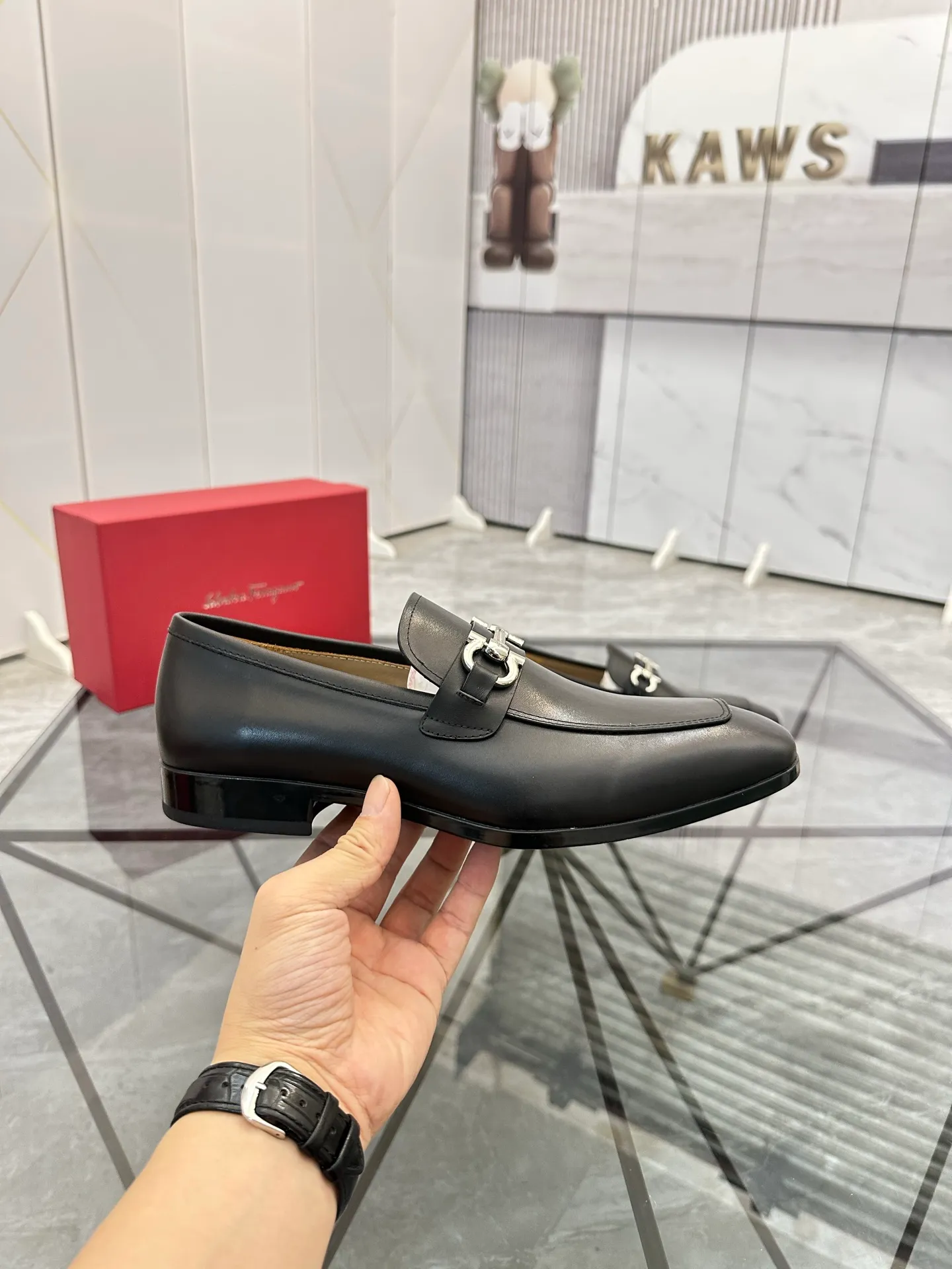 Men's shoes: 💰P640¥ High-end quality Product trademark: Ferragamo* "Ferragamo*" leather shoes Regular size: 38-44 (can be customized to 45.46.) Product materials: imported first-layer cowhide leather upper, cowhide lining, original outsole. Number: 688